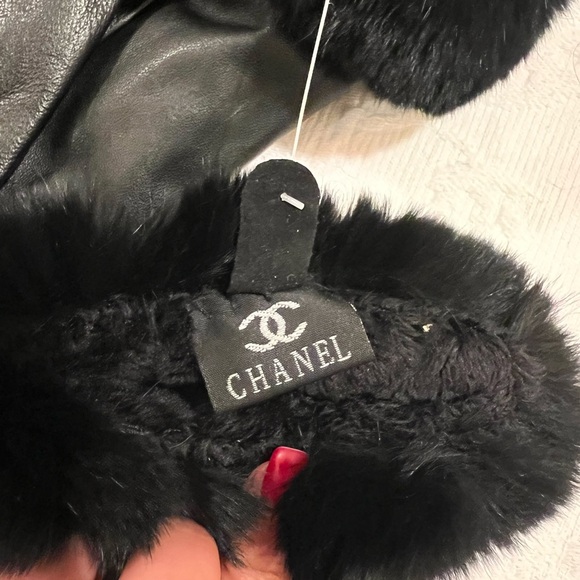 CHANEL Black Leather Gloves with Fur Accent - Picture 3 of 3